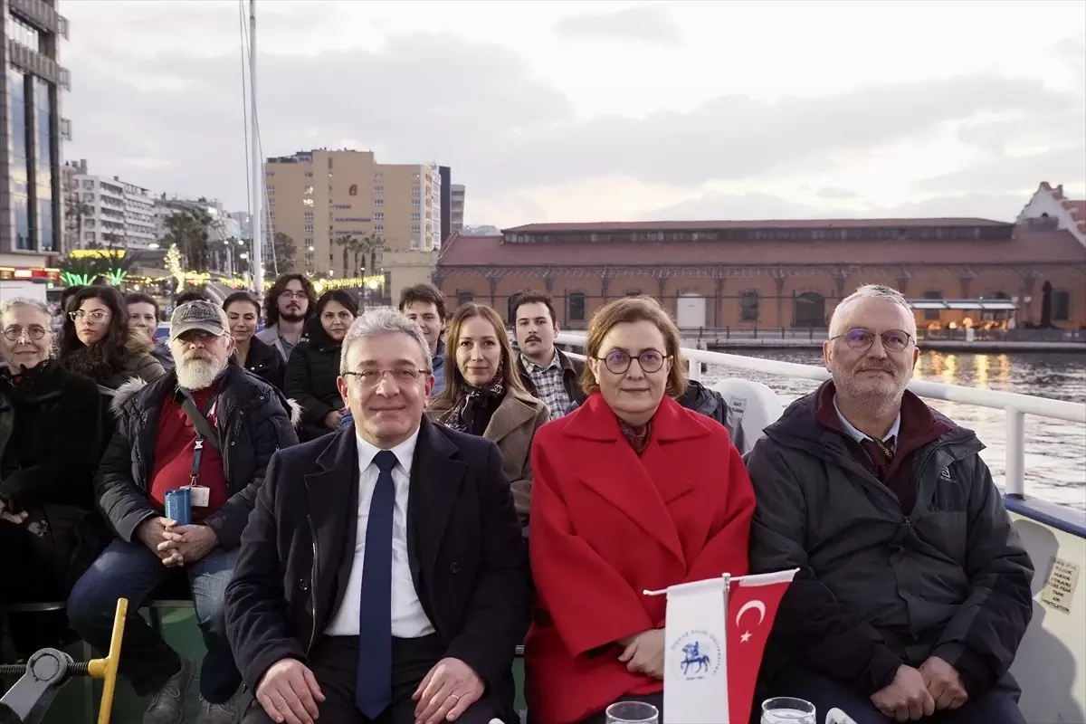 Izmir De Osmanli Denizciligine Isik Tutan Kiz 19395829 Amp