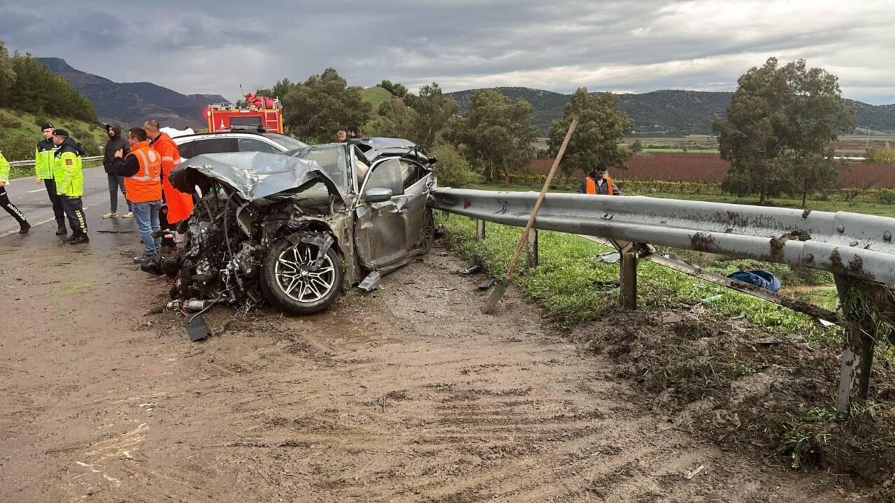 Izmirde Zincirleme Trafik Kazasinda 2Si Jandarma 4 Kisi Yaralandi 2Acdc4597173