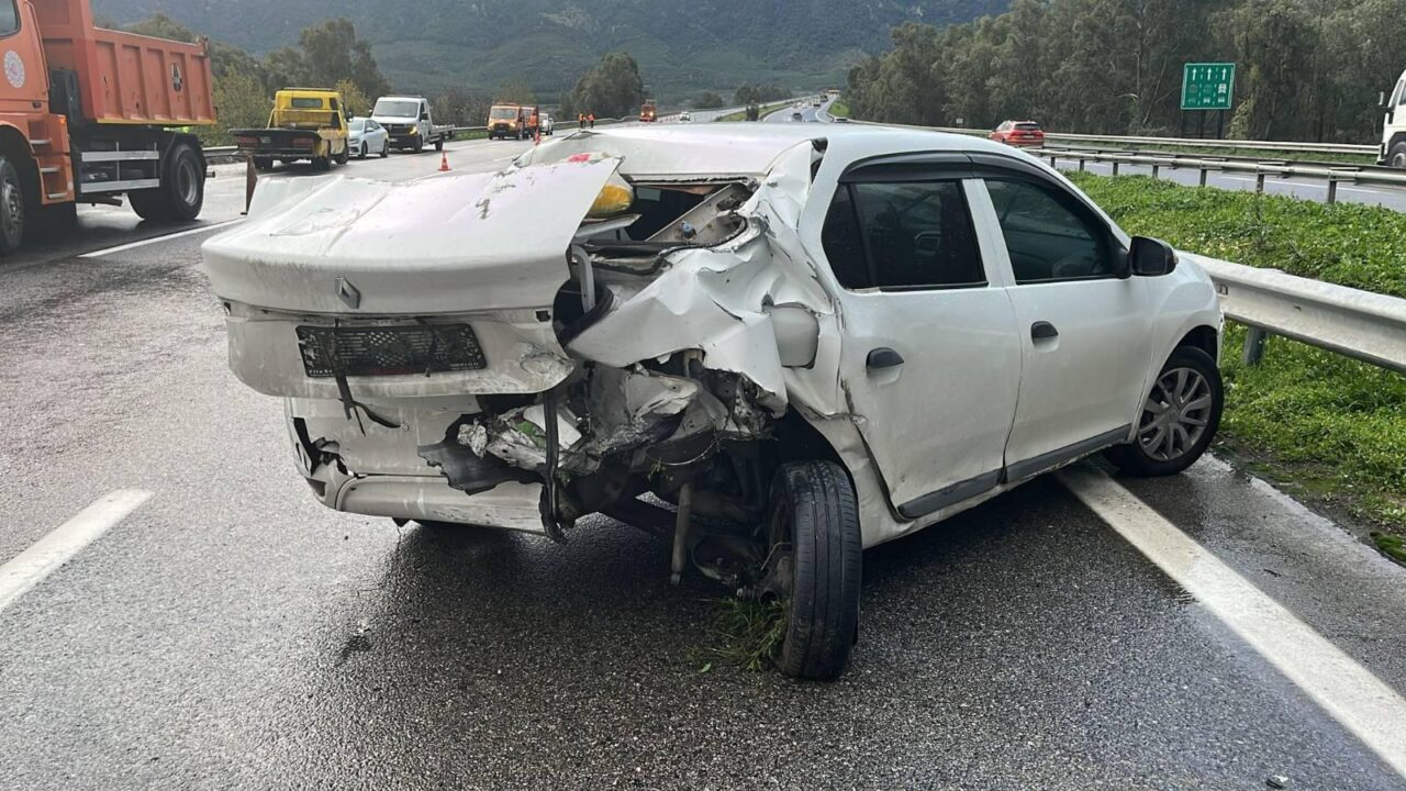 Izmirde Zincirleme Trafik Kazasinda 2Si Jandarma 4 Kisi Yaralandi 8Cb79Fd8Bec7