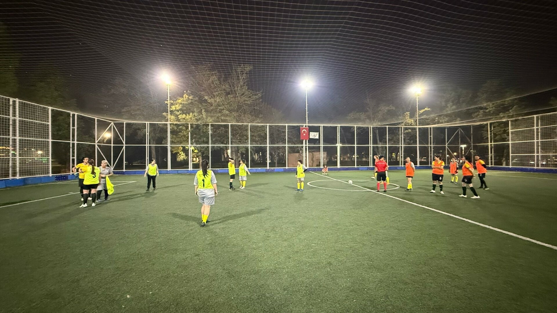 K A D I N F U T B O L U N D A D O S T L U K B U L U S M A S I 1073300 318475