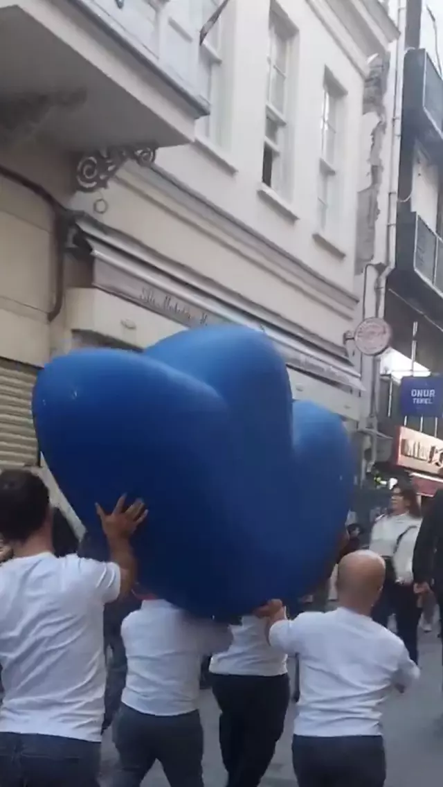 Kadikoy De F Harfi Tasiyan Bir Grup Cuce Goruldu 19333320 2403 M