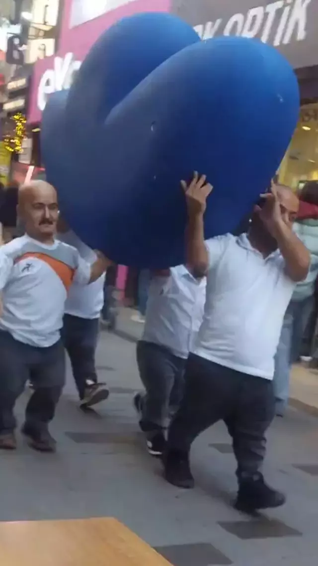 Kadikoy De F Harfi Tasiyan Bir Grup Cuce Goruldu 19333320 3102 M