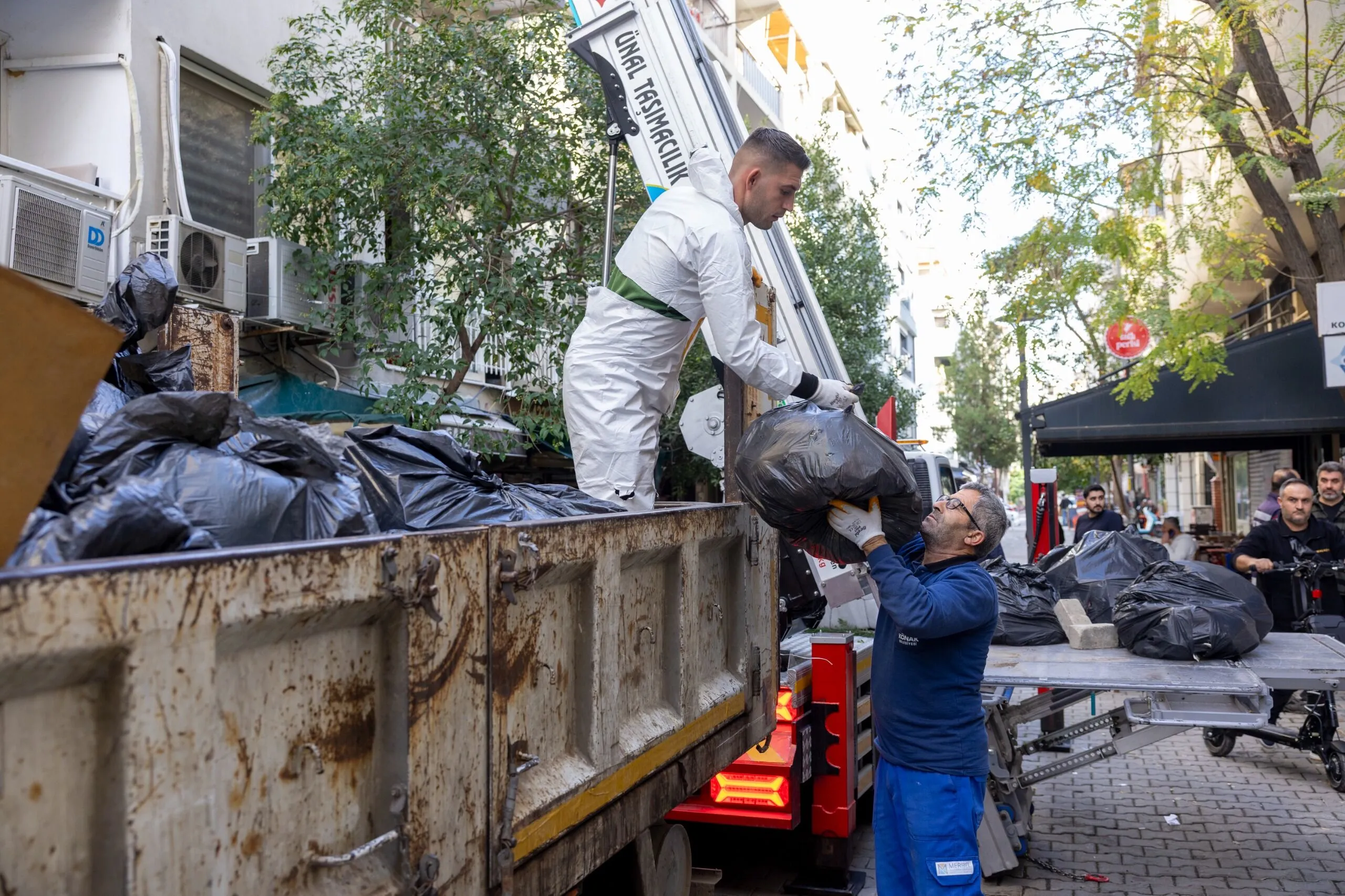 Konak Belediyesinden Cop Ev Operasyonu 4 Kamyon Atik Cikti 1