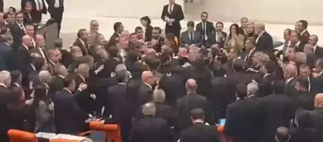 Meclis Te Ak Parti Ve Chp Li Vekiller Arasinda 19378221 5208 M-1