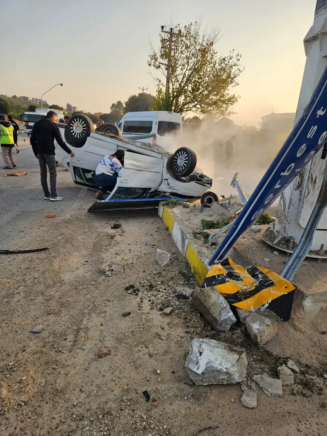 Menemende Kontrolden Cikan Otomobil Takla Atti 1763178098 Yarali 1763178098