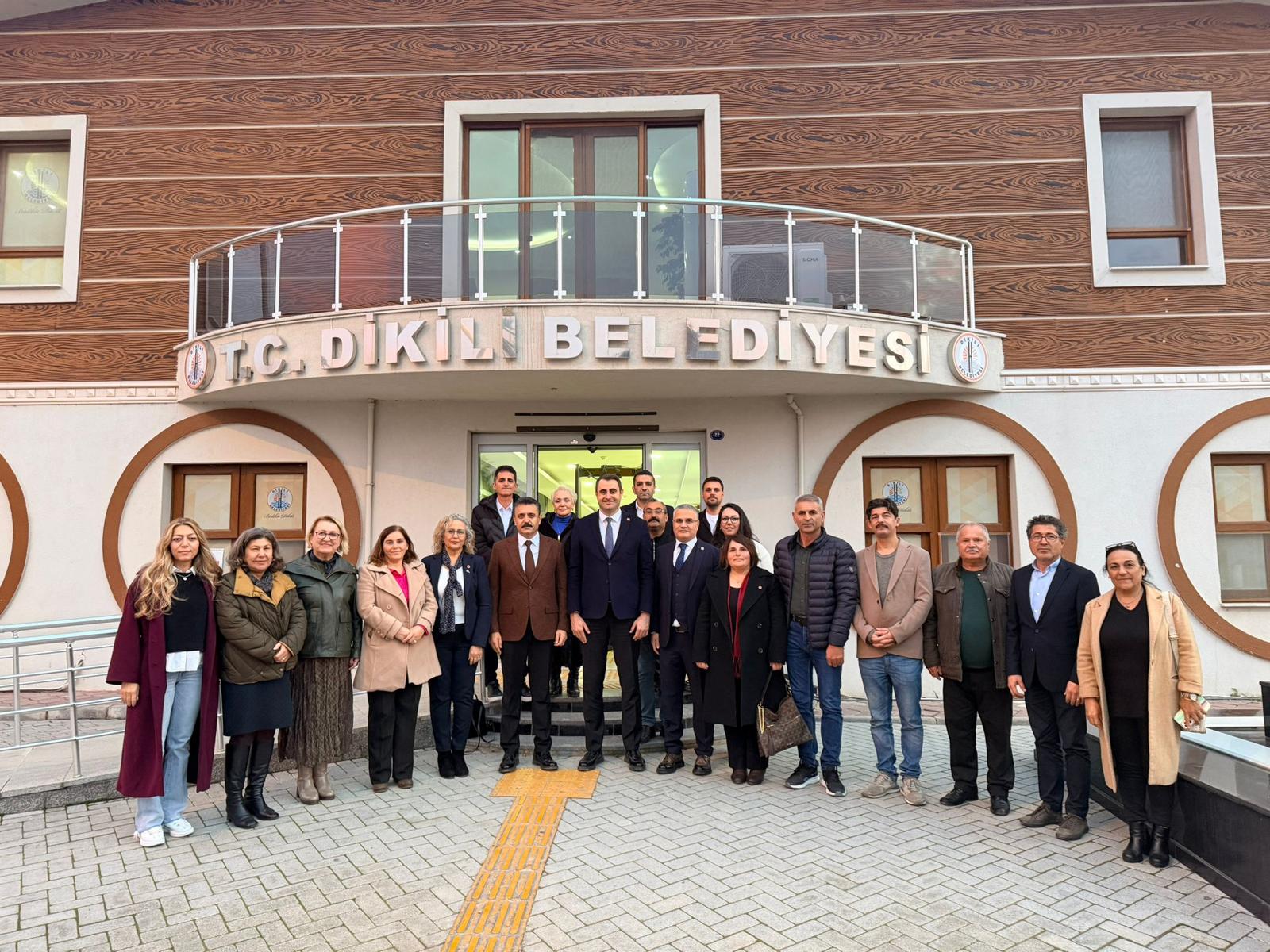 P H O T O 2025 12 10 20 03 16 6