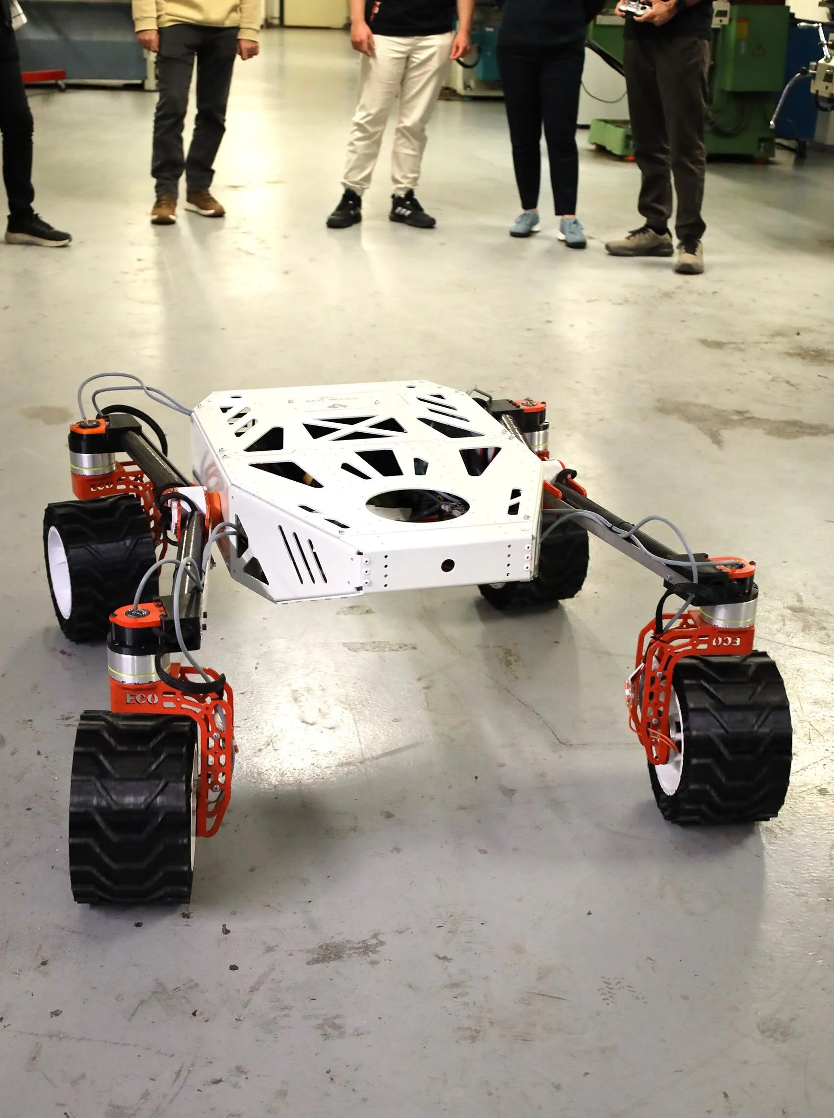 Surus Guc Ve Kontrol Sistemleri Tamamen Ieude Tasarlanan Robot Marsta Veya Ayda Etkin Bir Sekilde Kullanilabilecek