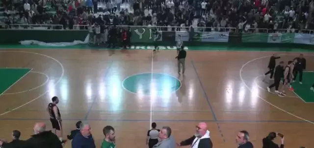 Tribunlere Donup Sortunu Indirdi Salon Yangin 19388696 M