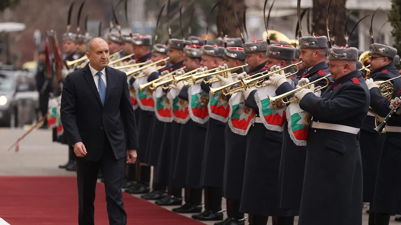 Bulgaristan Cumhurbaskani Rumen Radevden Orduda Kadro Yetersizligi Aciklamasi P0V4