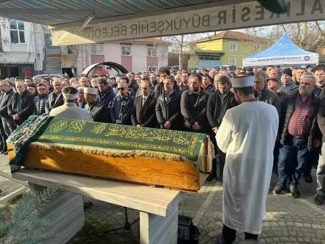 Elif 2 Yasindayken Kaybettigi Babasinin Yanina 19428601 8221 M