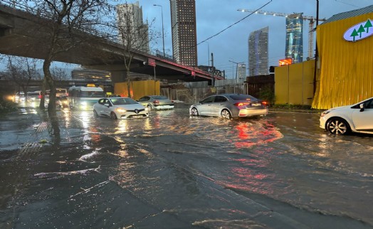 Izmir De Saganak Hayati Felc Etti Cadde Ve Sokaklar Gole Dondu Agaclar Devrildi 380515 News Medium