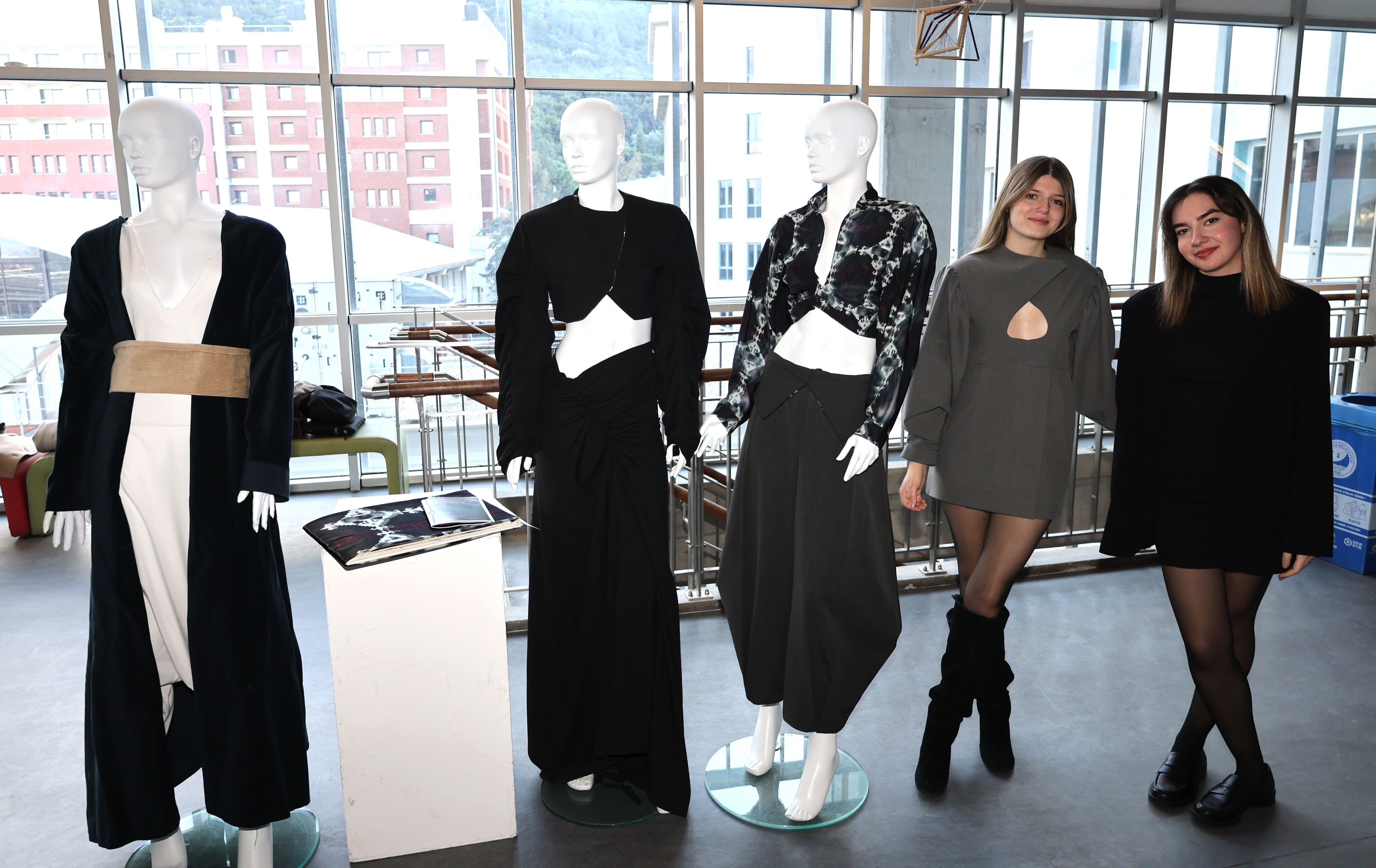 İzmir Ekonomi Üniversitesi (İeü) Tekstil Ve Moda Tasarımı Bölümü 4’Üncü Sınıf Öğrencileri, Sanat Tarihinde Iz Bırakan Ressamların Eserlerinden Ilham Alarak Özel Bir Koleksiyon Oluşturdu.1