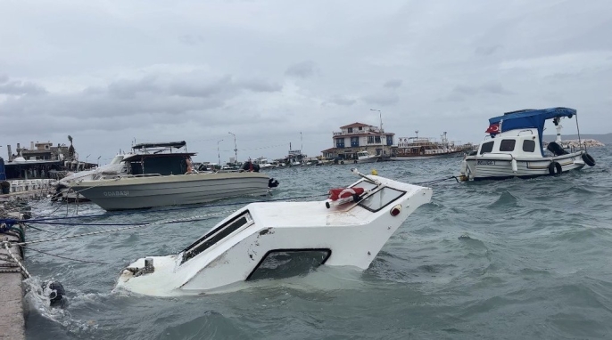 Izmir In Incisi Karaburun Da Firtina Kabusu Dev Dalgalar Tekneleri Yuttu 1 1769702530