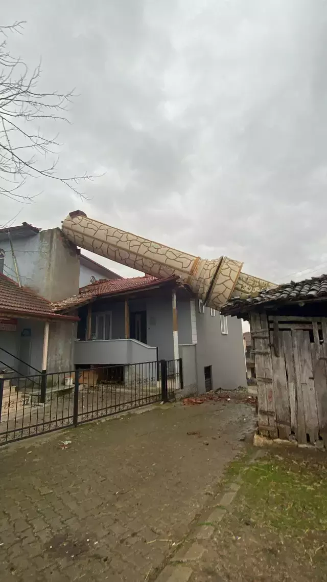 Kocaeli De Firtina Nedeniyle Catisi Ucan Evin Son 19440981 9823 M