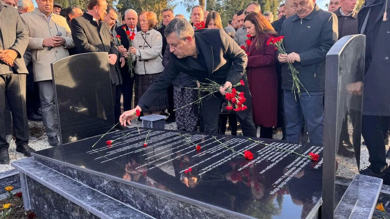 Ozgur Ozelden Vefa Guney Temizi Mezari Basinda Andi-1