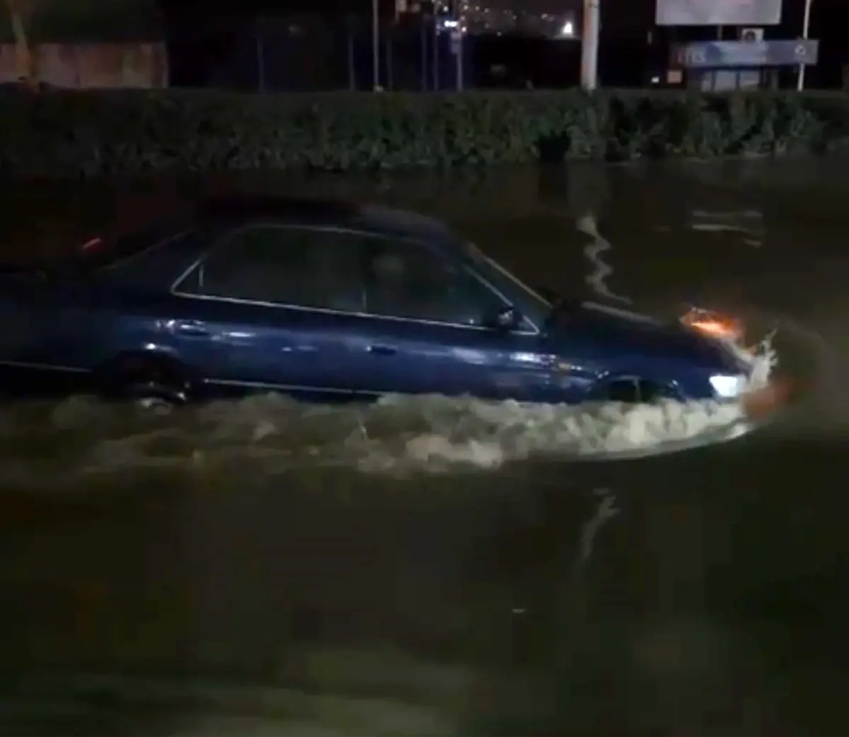 Sel Sularinda Gemi Gibi Ilerledi 19521005 Amp