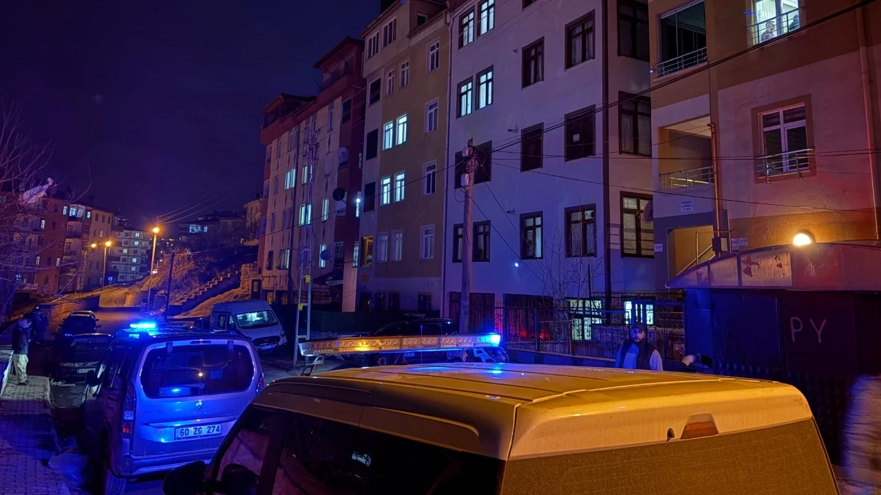 Tartistigi Erkek Arkadasini Banyoda Bicaklayarak Oldurdu K5Ar