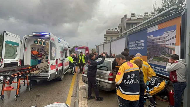 0X0 Fethiyede Feci Kaza Duvara Carpan Aracta 1 Kisi Oldu 2 Kisi Yaralandi 1771348860459