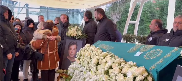 0X0 Tabutu Basinda Gozyaslarina Boguldular Sanatci Fatih Urek Son Yolculuguna Ugurlaniyor 1769948229443-1