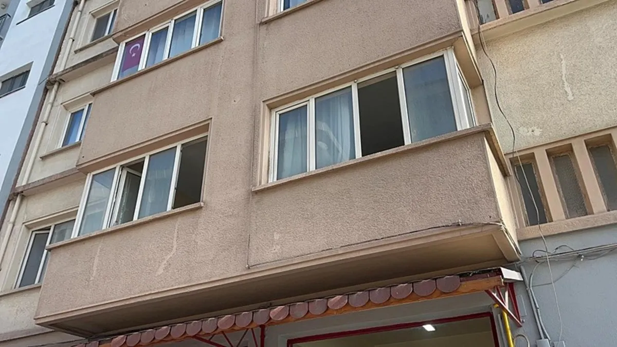 1200X675 Tek Basina Yasyan Adam Cop Evde Olu Bulundu 1770375283058