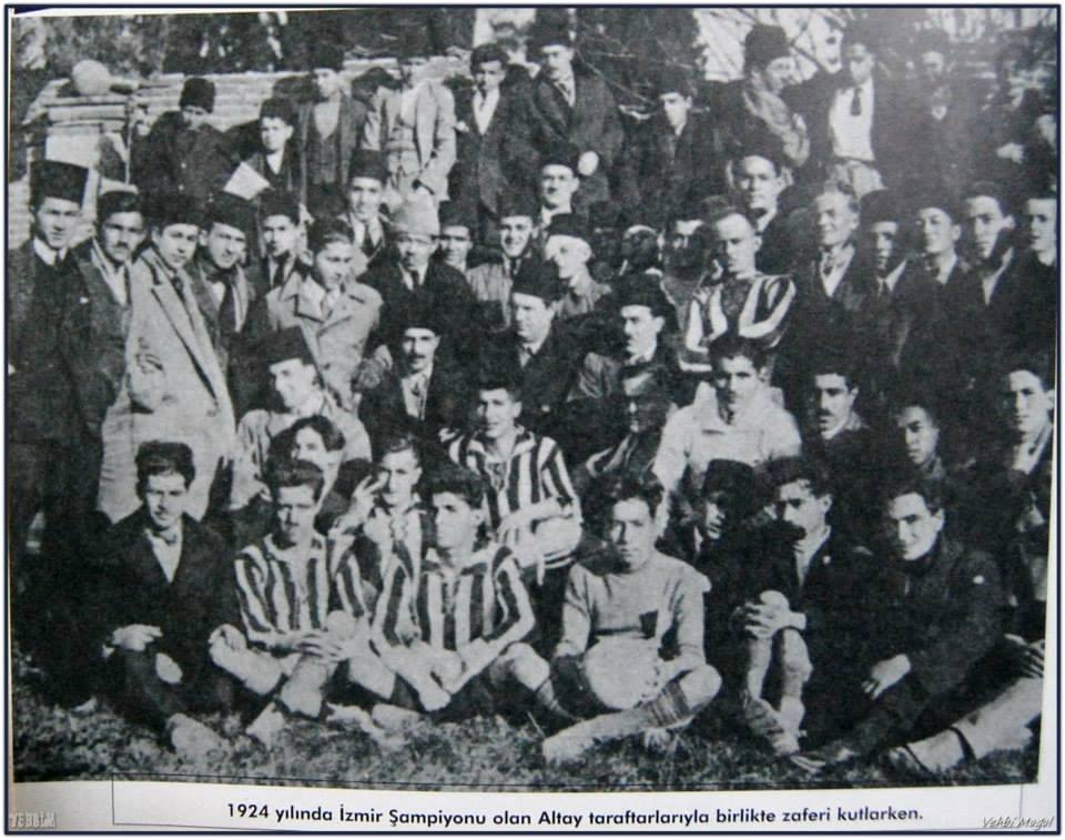 1924 Yılında Izmir Sampiyonu Altay Taraftarları Ile