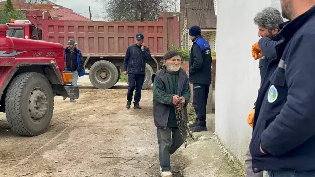 20 Kamyon Dolusu Copu 25 Yilda Evinde Biriktirmis 19580670 384 M