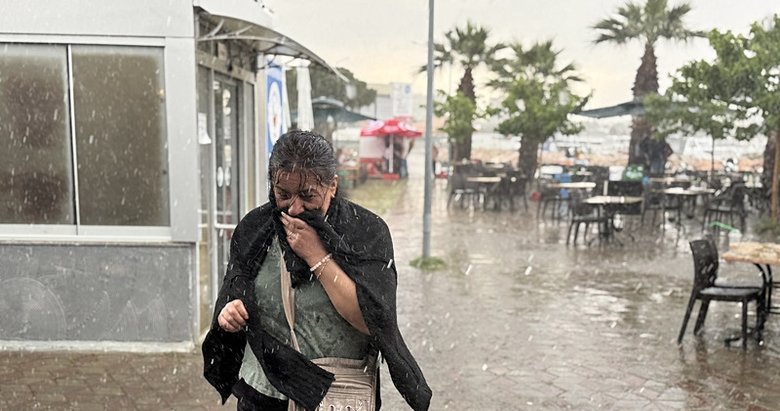 780X411 Izmiri Saganak Ve Dolu Vurdu 1745767793418