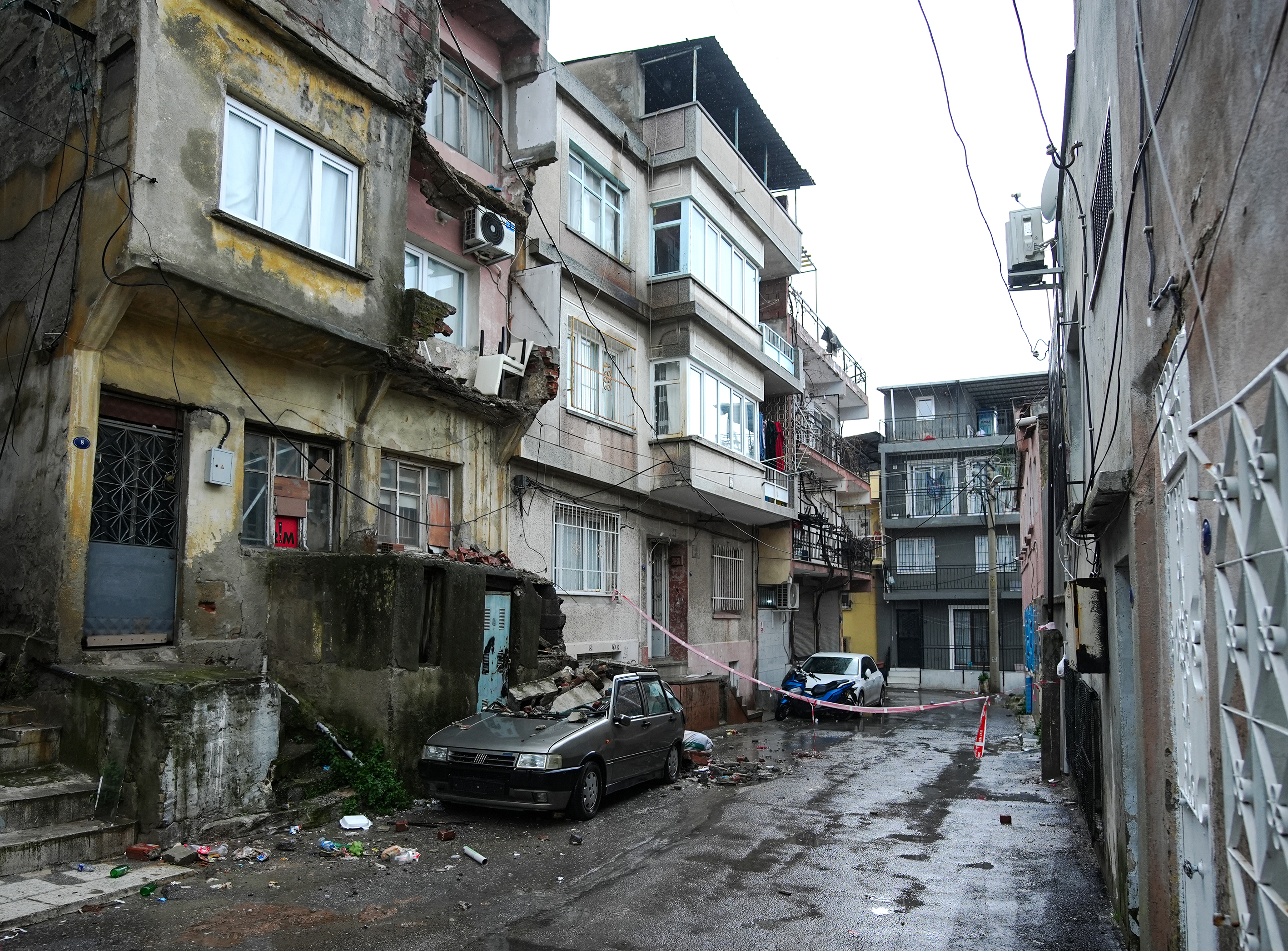 A A 20260212 40531255 40531248 I Z M I R D E B I R B I N A D A K I I K I B A L K O N C O K T U P A R K H A L I N D E K I O T O M O B I L D E H A S A R O L U S T U