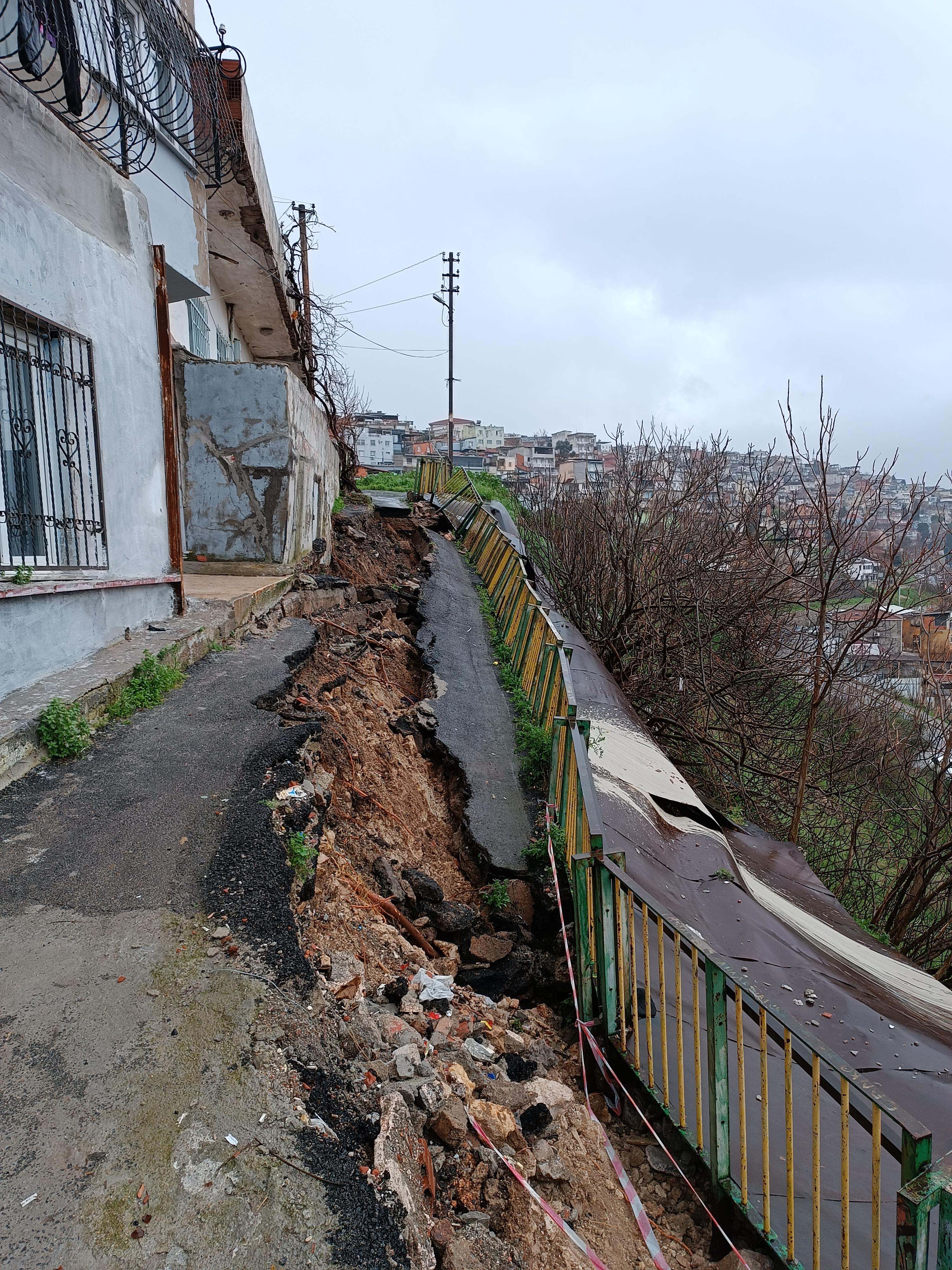 Asfalt Yol Saganak Sonrasi Coktu 1165778 346302 (1)