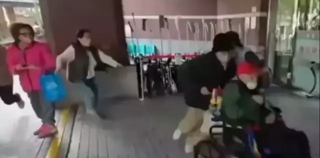 Bakicisiyla Gizlice Evlenen 102 Yasindaki 19580532 2438 M