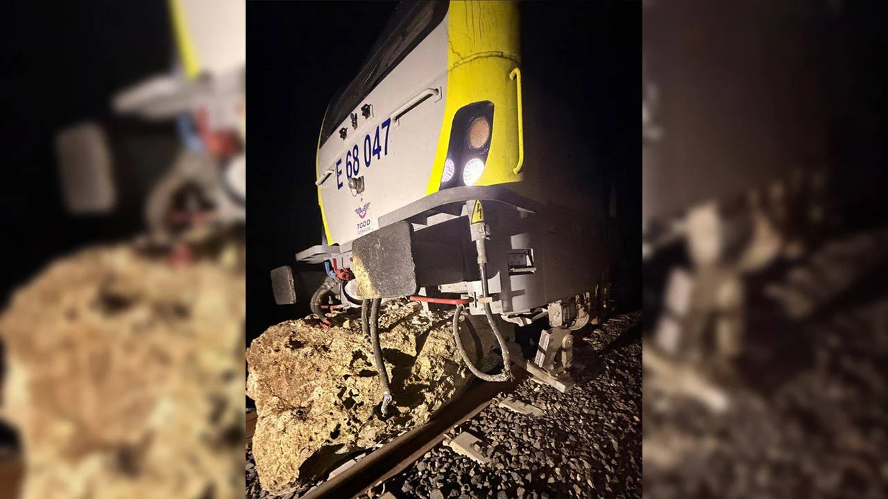 Balikesir De Yolcu Treninin Lokomotifi Dusen Kaya Nedeniyle Raydan Cikti