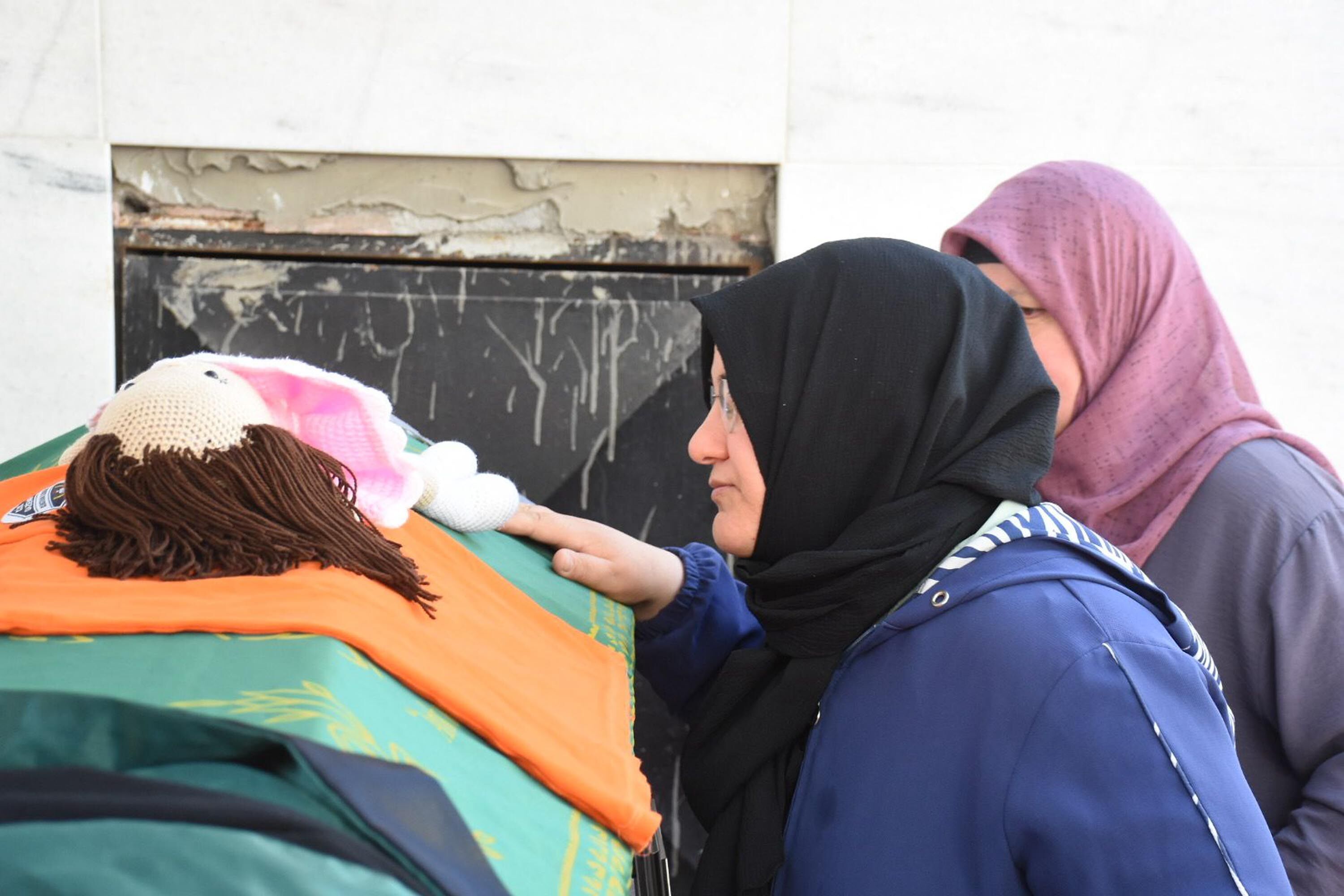 E S Y A T A S I M A S I R A S I N D A U Z E R I N E K O L T U K D U S 924688 274692