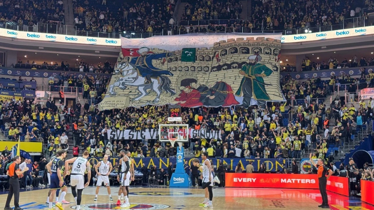 Fenerbahce Taraftarindan Partizanin Irkci Pankartina Cevap Hepiniz Turksunuz Ej3Z