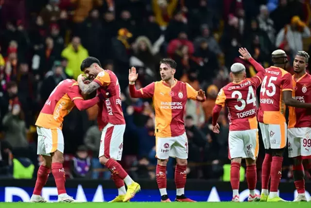 Galatasaray Kayserispor Karsisinda Gule Oynaya 19526400 3359 M