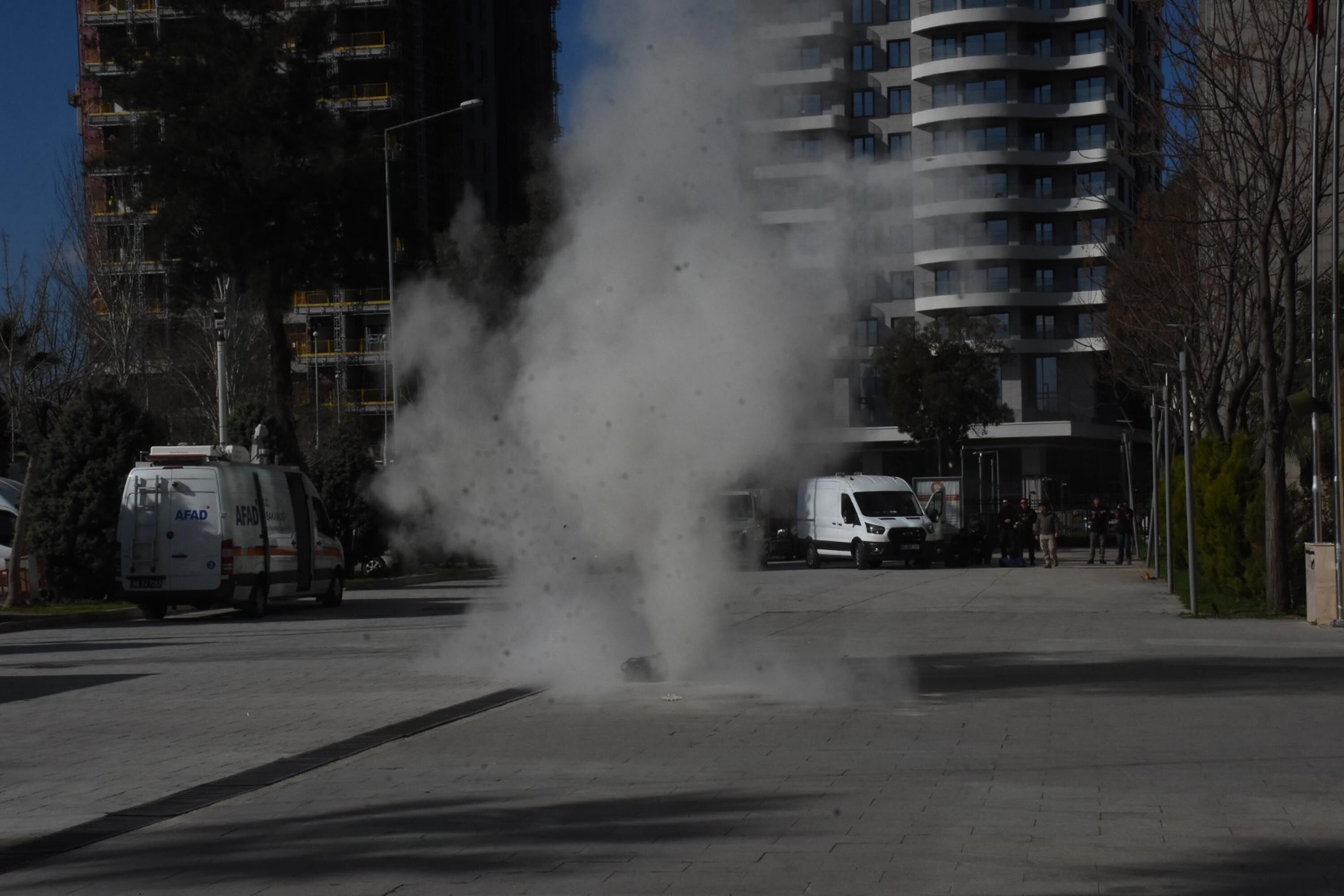 I Z M I R B O L G E A D L I Y E M A H K E M E S I N D E B O M B A T 1188708 353225