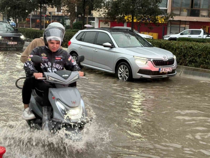 Izmir De Saganak Panigi Caddeler Nehre Dondu Trafik Felc Oldu 1 1770303984
