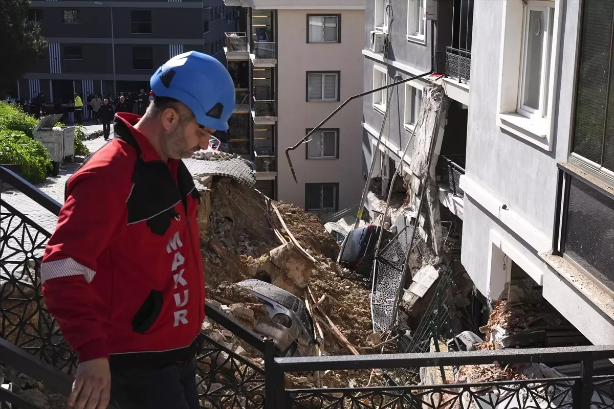 Izmir De Yagis Sonrasi Coken Istinat Duvarini 19575567 Amp