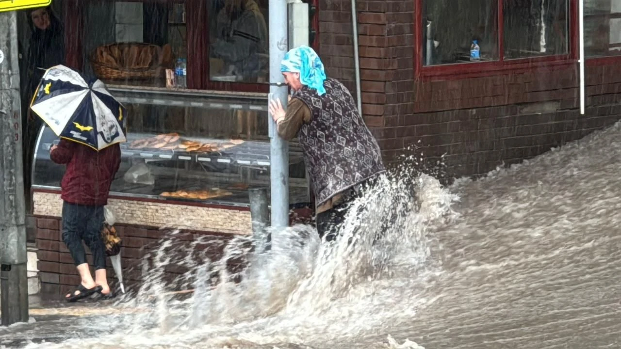 Izmirde Kuvvetli Saganak Etkisini Gosterdi