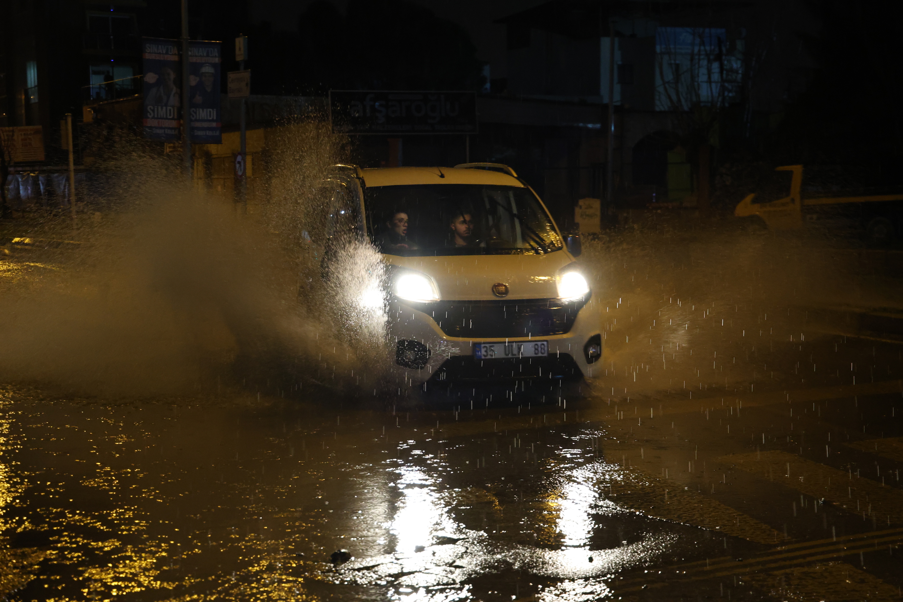 Izmir’de Saganak Cadde Ve Sokaklar Gole 1169984 347499 (1)