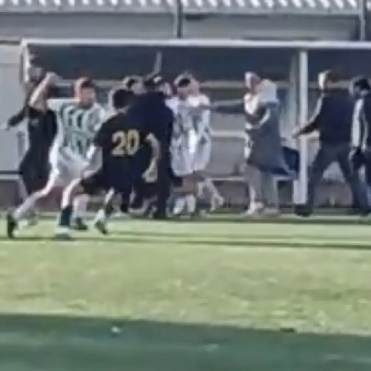 Izmirde U18 Macinda Ortalik Savas Alanina Dondu Sandalyeler Havada Ucustu 6