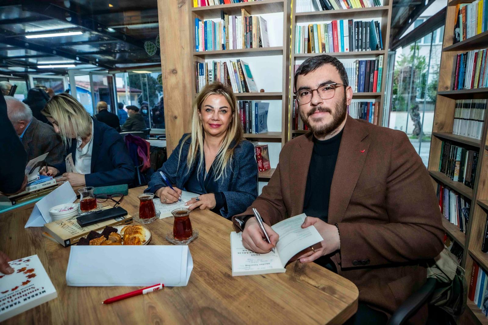 Merdan Yanardağ’in Ki̇taplari Dayanişma İçi̇n İmzalandi (2)