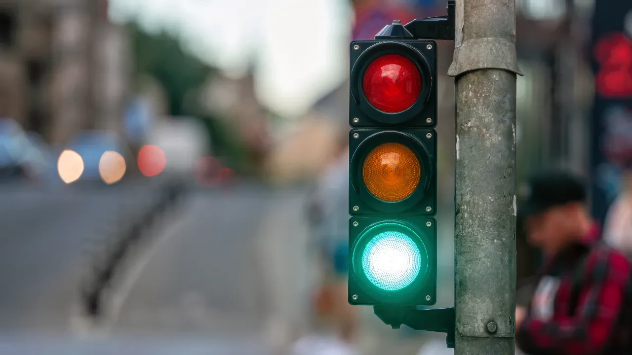Trafik Lambalarinda Devrim Kirmizi Sari Yesil Isigin Yanina Bir Renk Daha Ekleniyor 3282638