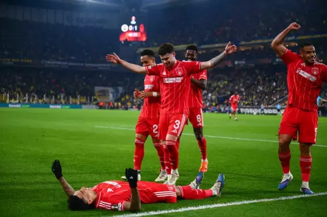 Turu Mucizelere Biraktik Fenerbahce Nottingham 19584545 8022 M