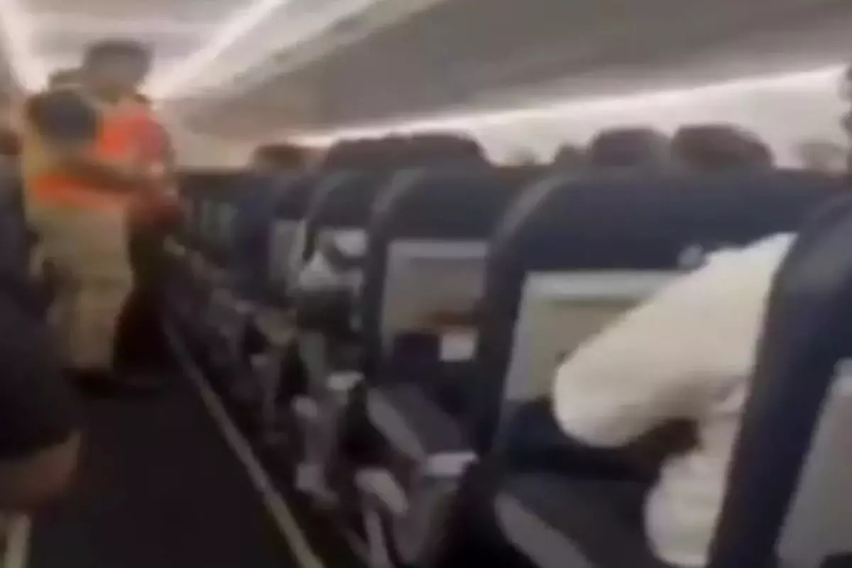 Ucakta Silah Ceken Yolcu Panik Yaratti 18351531 814 Amp