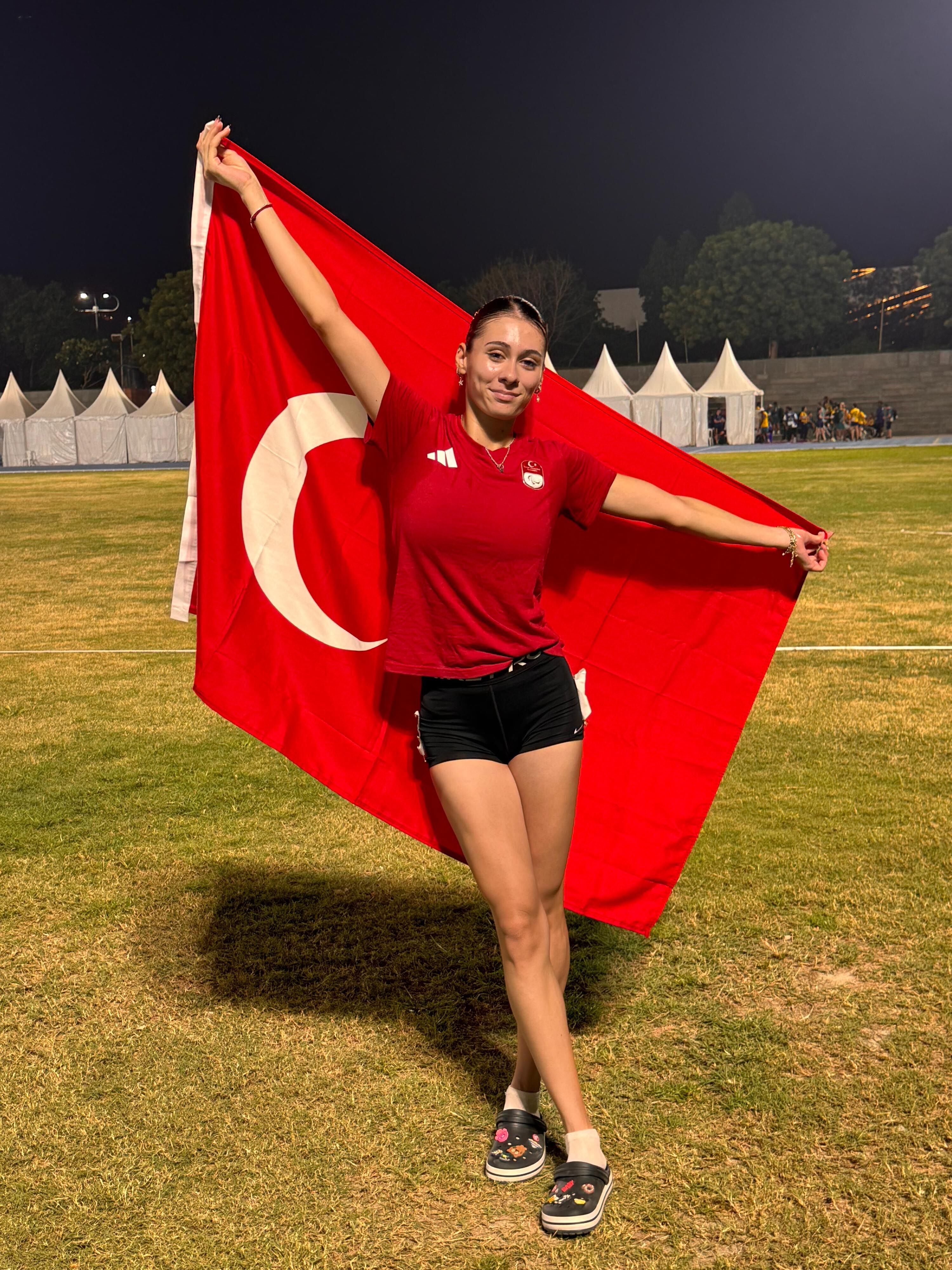 A Y S E L O N D E R K A D I N L A R G U N U N D E T A R I H Y A Z D 1203392 357801