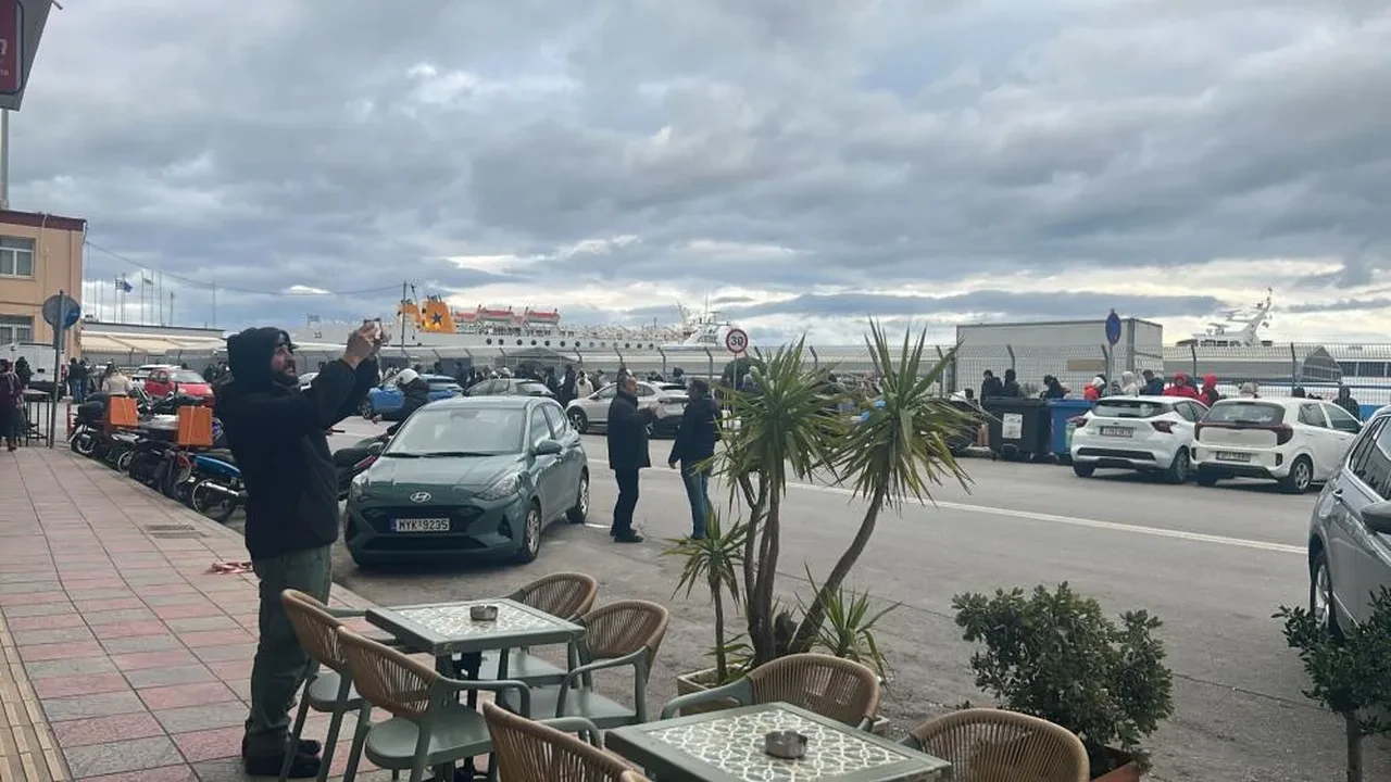 Bayram Tatili Esarete Donustu Midillide Ciftciler Limani Kapatti Turk Tatilciler Adad 3289600 202603211947 3