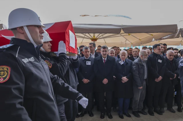 Cenaze Toreninde Ozel Ile Bahceli Arasinda Dikkat 19682638 2768 M