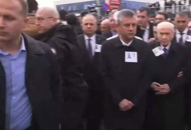 Cenaze Toreninde Ozel Ile Bahceli Arasinda Dikkat 19682638 5214 M