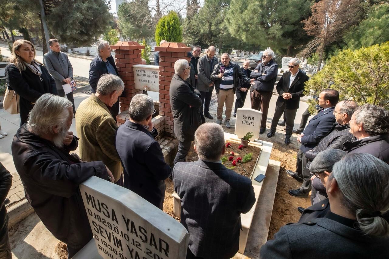 Duayen Gazeteci̇ Okan Yüksel Mezari Başinda Anildi