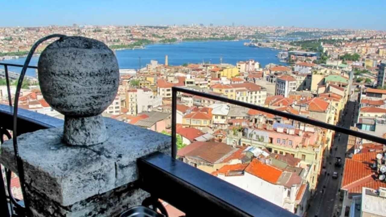 Galata Kulesinde Korkunc Olay Genc Kadin Kuleye Cikip Kendini Bosluga Birakti H1772827506 57E79D